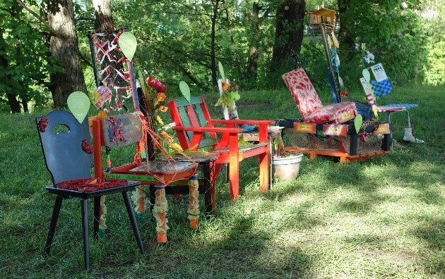 Bild mit im Freien stehenden Stühlen