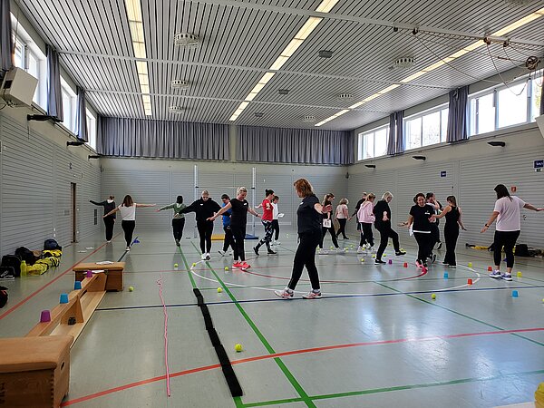 Gruppe bei Balance-Spiel