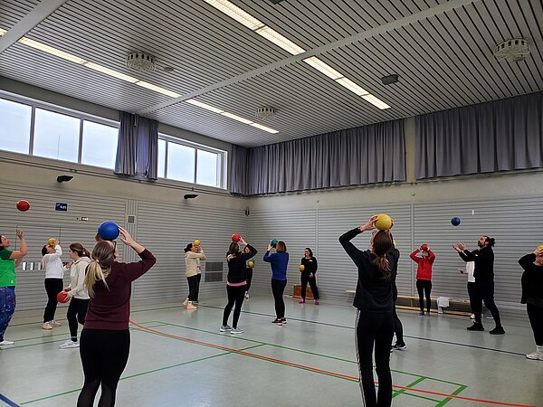 Kleingruppe beim Ball-Spiel