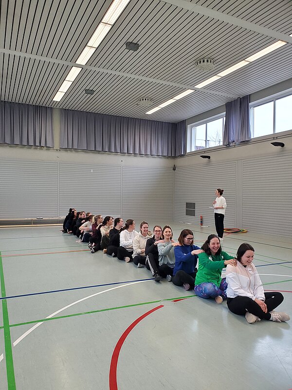 Gruppe bei Entspannungseinheit