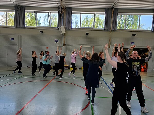 Gruppe bei Bewegungs-Spiel